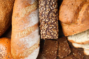 Farklı taze ekmek, üstten görünüm kümesi. Kavram ekmek.