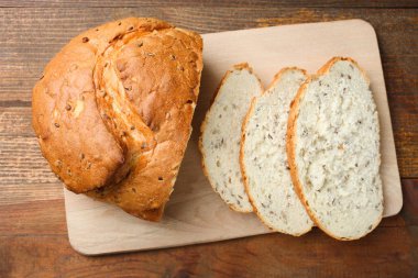 Beyaz ekmek üzerinde kesme tahtası ahşap zemin üzerine dilimlenmiş. Kavram ekmek.