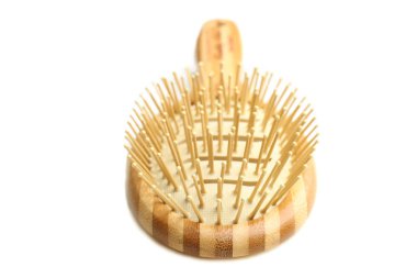 Beyaz izole bir bambu tarak. Saç Bakımı kavramı.