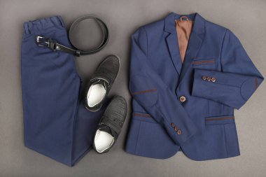 Siyah arka plan üzerine erkek Klasik takım elbise. Kavram okul üniforması.