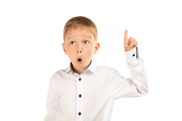 Schoolboy Fica Surpreso Apontar Dedo Para Cima Camisa Branca Isolado — Fotografia de Stock