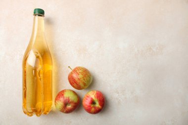 Şişe ve tarafsız arka plan üzerinde elma elma. Üstten görünüm. Kavram alkollü içecek.