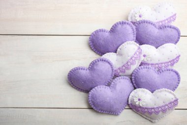 Ahşap arka plan güzel dekoratif kalpler. Kavram el yapımı.