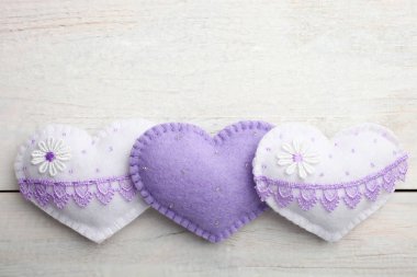 Ahşap arka plan güzel dekoratif kalpler. Kavram el yapımı.