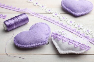 Ahşap arka plan üzerinde güzel dekoratif el yapımı kalp.