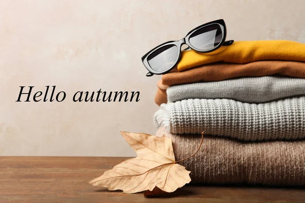 Kobiece Ciepłe Swetry Okulary Drewnianym Stole Neutralnym Tle Koncepcja Jesień — Zdjęcie stockowe