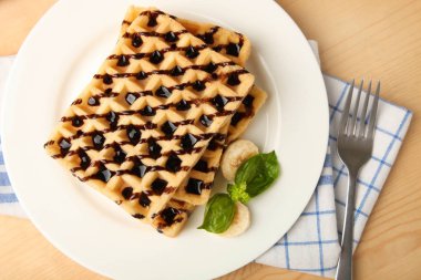 Ahşap arka plan üzerinde muz ile Belçika waffle. Kavram tatlı. Üstten görünüm.