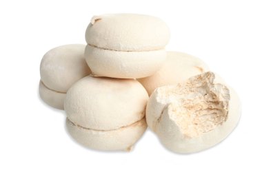 Beyaz marshmallow ile üzerine beyaz izole latte tadına. Kavram tatlılar. 