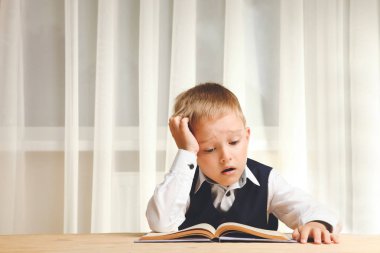 Öğrenci Danışma pencerenin önünde adlı kitabını okudum. Kavram okul.