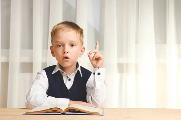 Uczeń Podnosi Rękę Siedzi Przy Biurku Książki Koncepcja Szkoły — Zdjęcie stockowe