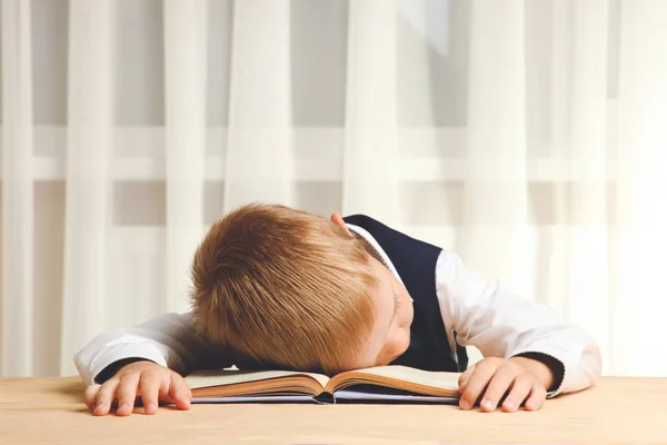 疲倦的小学生睡在书桌上的书 概念学校 — 图库照片