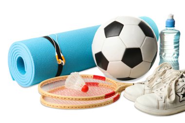 Farklı spor malzemeleri üzerine beyaz izole. Spor kavramı.