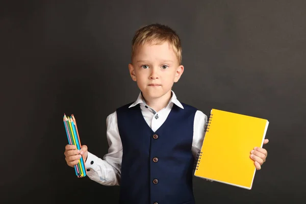 Écolier Avec Crayons Cahier Sur Fond Noir École Concept — Photo