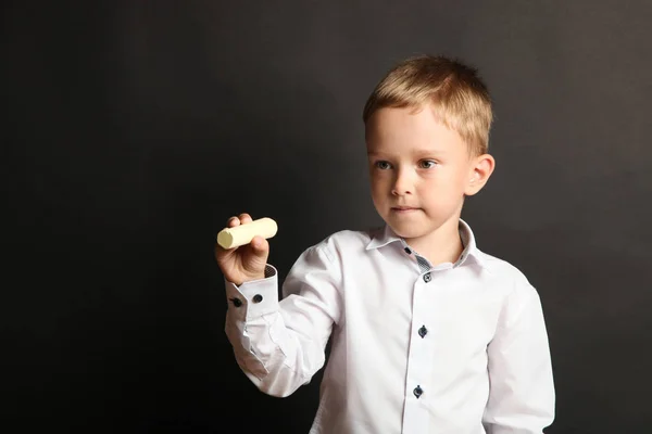 Schuljunge Mit Kreide Auf Schwarzem Hintergrund Konzeptschule — Stockfoto