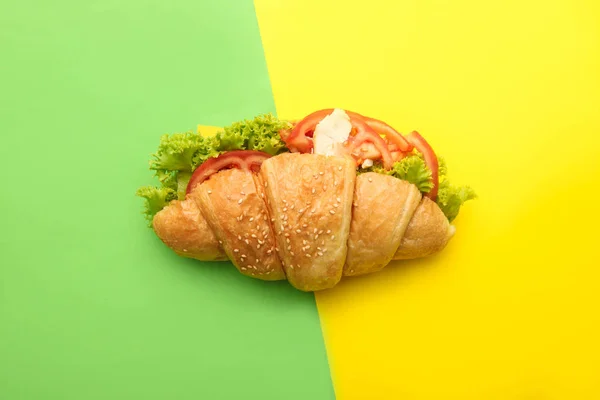 黄色と緑の背景に野菜とクロワッサン トップ ビュー — ストック写真