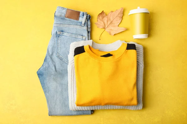 청바지 오렌지 배경에 스웨터입니다 컨셉이을 — 스톡 사진