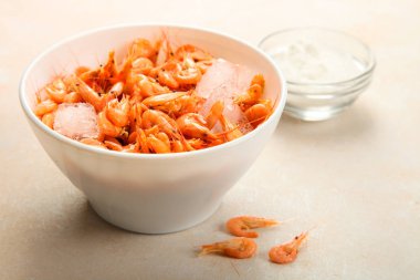 Kase ve tuz tarafsız arka plan üzerine haşlanmış karides. Kavram deniz ürünleri.