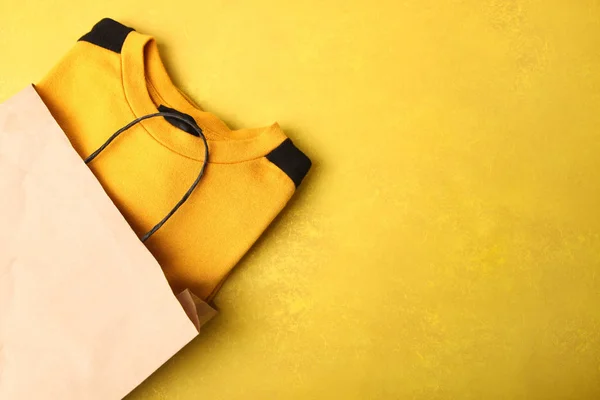 Suéter Cálido Otoño Paquete Sobre Fondo Naranja Concepto Compras — Foto de Stock