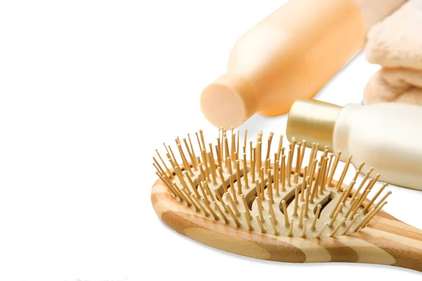 Bambuskamm Und Haarpflegeprodukte Isoliert Auf Weißem Hintergrund Konzept Haarpflege — Stockfoto