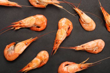 Bir arka plan siyah yakın çekim üzerinde haşlanmış karides.