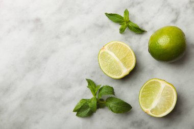 Mermer zemin üzerine nane taze limonlu. Üstten görünüm.