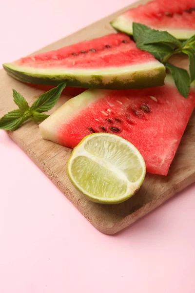 Verse Watermeloen Met Munt Limoen Houten Bord Roze Achtergrond — Stockfoto