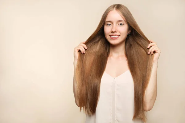 Flicka Med Långt Blont Hår Beige Bakgrund Begreppet Hårvård — Stockfoto