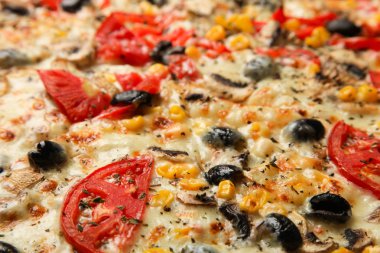 Arka plan, vejetaryen pizza domates, zeytin, peynir ve Mısır ile. Kopya alanı.