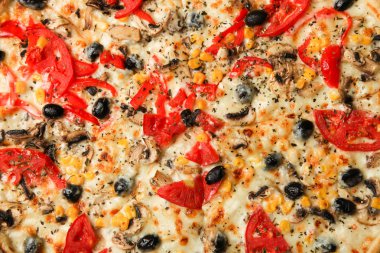 Arka plan, vejetaryen pizza domates, zeytin, peynir ve Mısır ile. Kopya alanı.