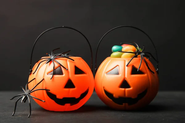 Dyni Głowy Słodycze Pająki Czarnym Tle Koncepcja Halloween — Zdjęcie stockowe