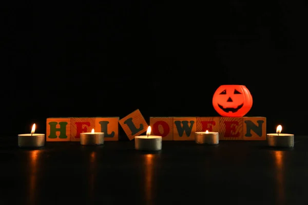 Cabeça Abóbora Velas Perto Inscrição Halloween Escuro — Fotografia de Stock