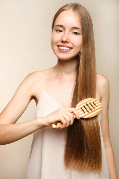 Meisje Kammen Lange Haren Beige Achtergrond Concept Haarverzorging — Stockfoto