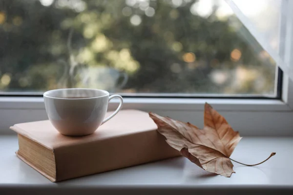Tasse Tee Und Buch Auf Der Fensterbank Konzept Herbst — Stockfoto