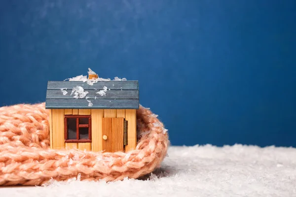 Dřevěný Dům Šátku Modrém Pozadí Koncept Teplý Dům — Stock fotografie