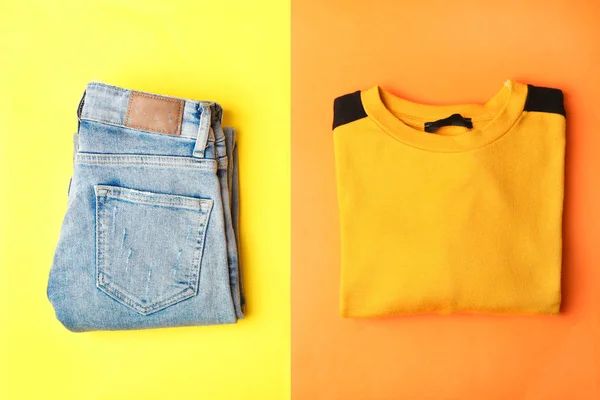 Jeans Camisolas Fundo Amarelo Laranja Conceito Roupas Outono — Fotografia de Stock