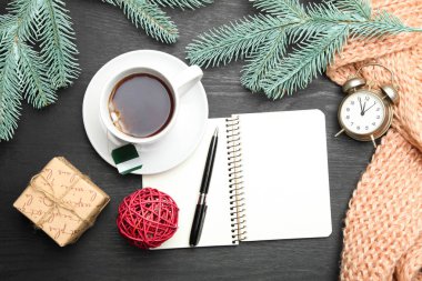 Fincan çay ve defter kalem siyah arka plan ile. Yeni yıl için kavram gol.