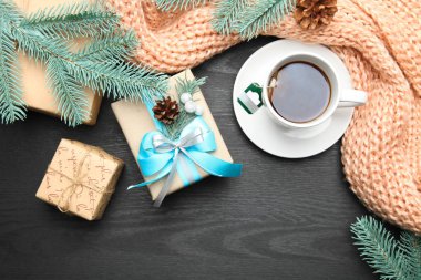 Fincan çay ve siyah ahşap zemin üzerine yeni yıl hediye.