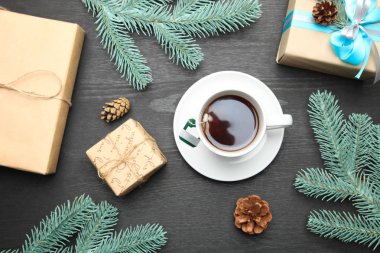 Fincan çay ve siyah ahşap zemin üzerine yılbaşı hediyeleri. Üstten görünüm.