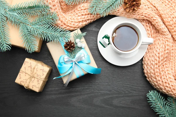Tasse Tee Und Neujahrsgeschenke Auf Schwarzem Holzhintergrund — Stockfoto