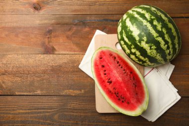 Ahşap arka plan üzerinde taze kırmızı karpuz. Kavram meyve.