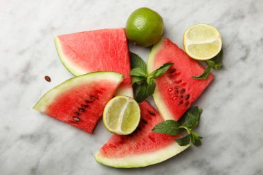 Karpuz limon ve nane mermer zemin ile. Üstten görünüm.