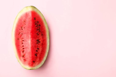 Pembe bir arka plan üzerinde kırmızı karpuz dilim. Üstten görünüm, kopya alanı.