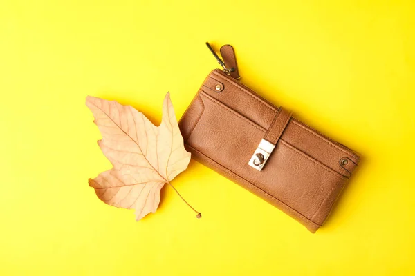 Bolso Mujer Marrón Sobre Fondo Amarillo Vista Superior — Foto de Stock