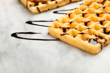 Belçika waffle mermer zemin üzerine çikolata tepesi ile. Kavram tatlı.