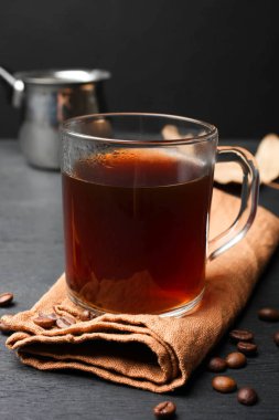 Kahve siyah arka plan üzerine peçete üzerinde.