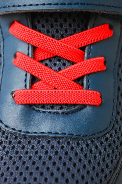 Parlak Kırmızı Dantel Ile Mavi Spor Ayakkabı Konsept Spor — Stok fotoğraf
