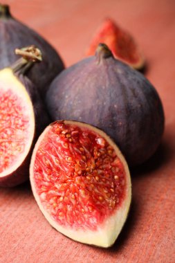 taze incir meyve ahşap kırmızı zemin üzerine.