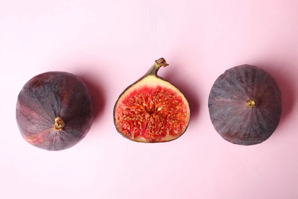 ピンクの背景に熟したイチジクの果実 トップ ビュー — ストック写真