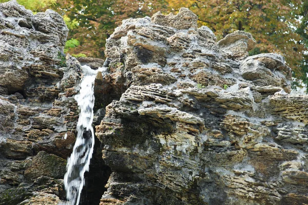 石灰岩 コピー領域から美しい噴水 — ストック写真