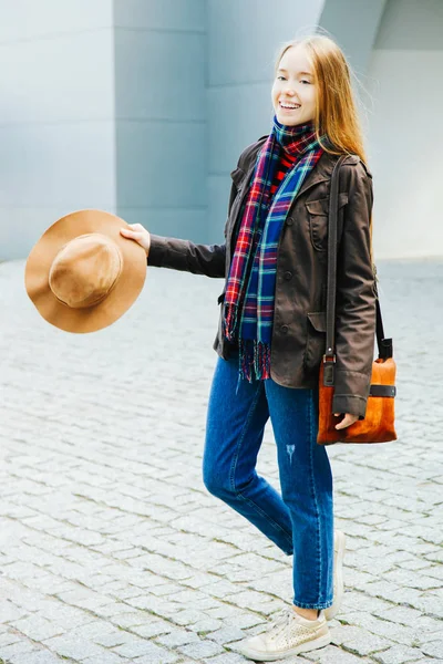Κορίτσι Ρούχα Καπέλο Και Φθινόπωρο Στην Πόλη — Φωτογραφία Αρχείου